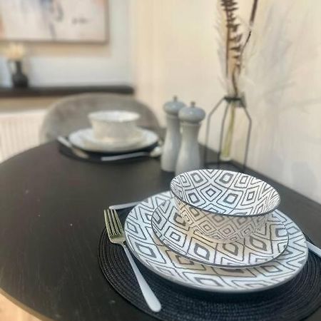 Cosy Stylish Studio Apartment โทรว์บริดจ์ ภายนอก รูปภาพ
