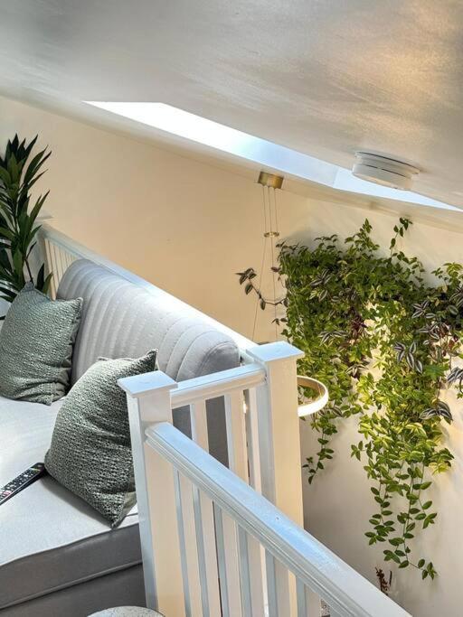 Cosy Stylish Studio Apartment โทรว์บริดจ์ ภายนอก รูปภาพ