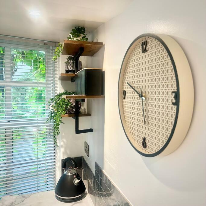 Cosy Stylish Studio Apartment โทรว์บริดจ์ ภายนอก รูปภาพ