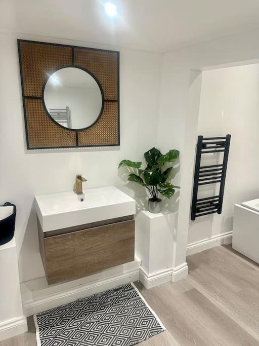 Cosy Stylish Studio Apartment โทรว์บริดจ์ ภายนอก รูปภาพ