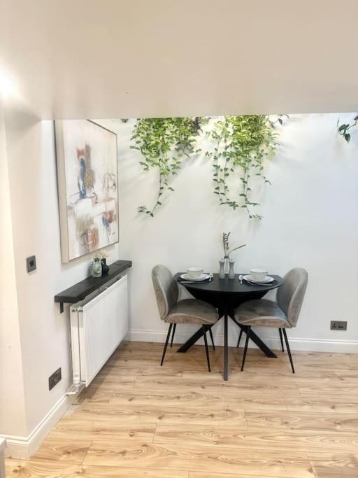 Cosy Stylish Studio Apartment โทรว์บริดจ์ ภายนอก รูปภาพ
