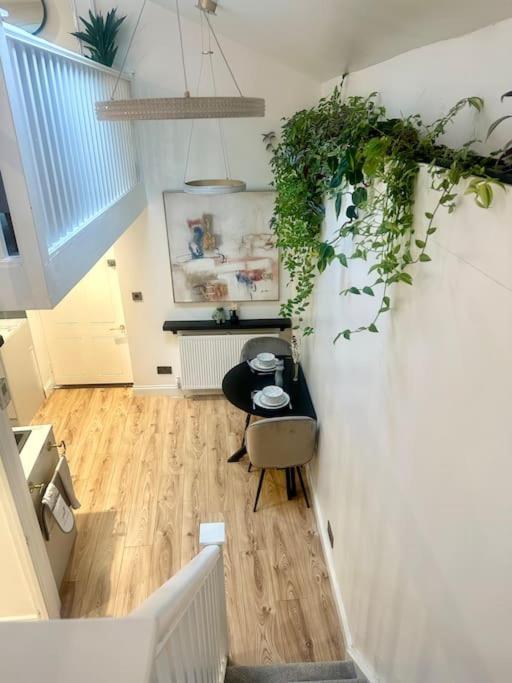 Cosy Stylish Studio Apartment โทรว์บริดจ์ ภายนอก รูปภาพ
