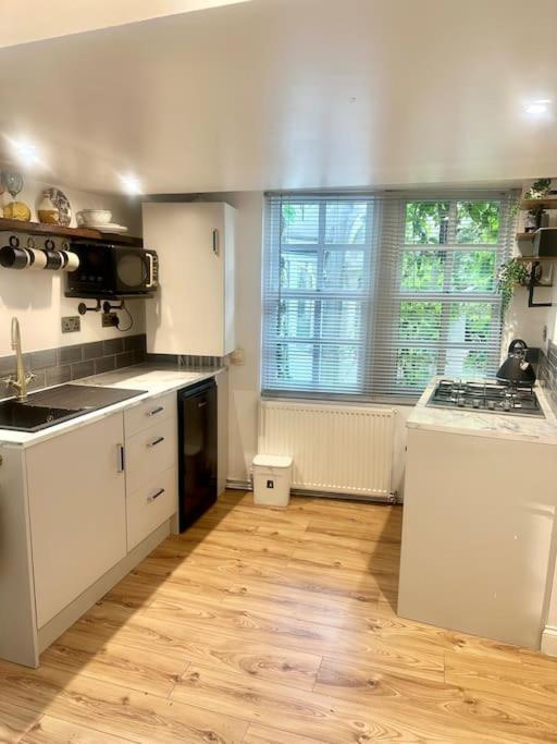 Cosy Stylish Studio Apartment โทรว์บริดจ์ ภายนอก รูปภาพ