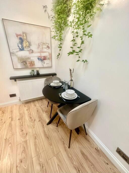Cosy Stylish Studio Apartment โทรว์บริดจ์ ภายนอก รูปภาพ