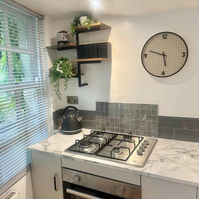 Cosy Stylish Studio Apartment โทรว์บริดจ์ ภายนอก รูปภาพ