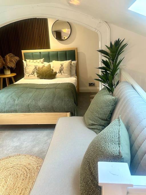 Cosy Stylish Studio Apartment โทรว์บริดจ์ ภายนอก รูปภาพ