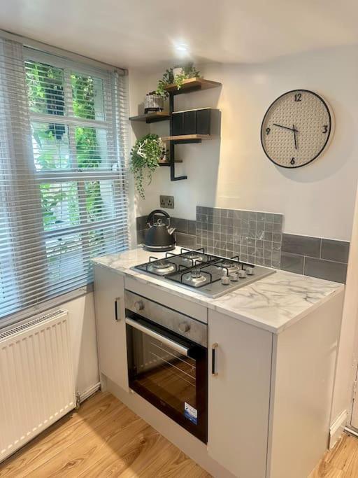 Cosy Stylish Studio Apartment โทรว์บริดจ์ ภายนอก รูปภาพ