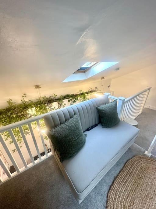 Cosy Stylish Studio Apartment โทรว์บริดจ์ ภายนอก รูปภาพ