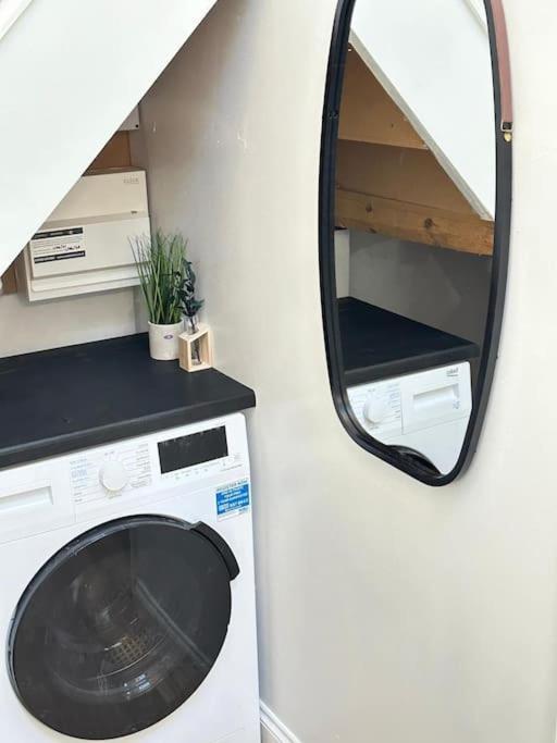 Cosy Stylish Studio Apartment โทรว์บริดจ์ ภายนอก รูปภาพ